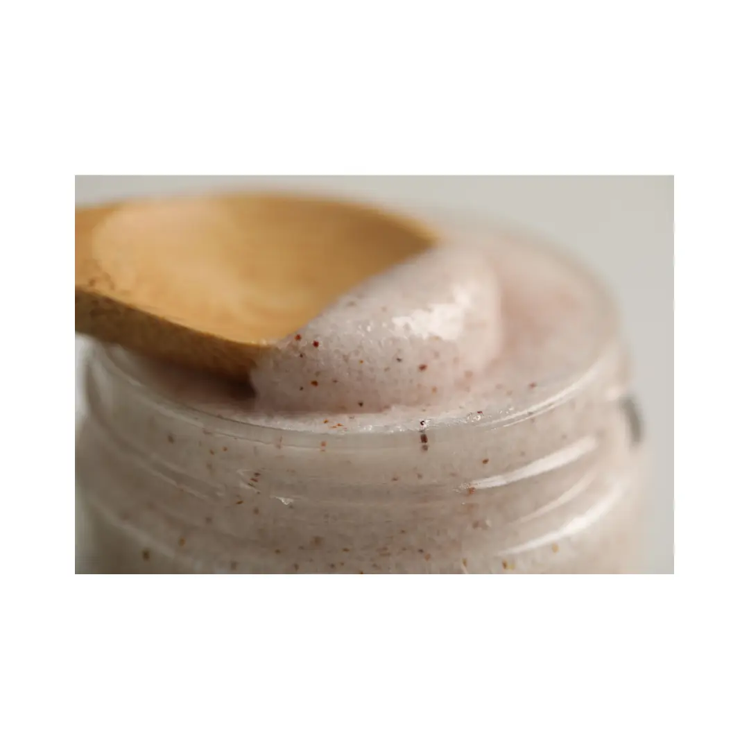 Exfoliante facial en frasco transparente